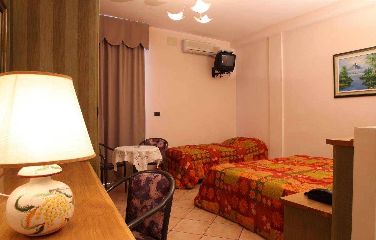 Hotel Plaza ليدو ديلي ايستينسي المظهر الخارجي الصورة